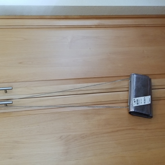 INC womens metallic pewter/silver crossbody clutch with silver chain strap - Picture 2 of 8